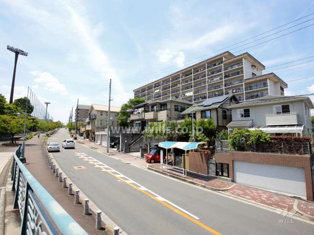 藤和吹田コープの遠景。南側には一戸建て街、道を挟んで、『吹田市立 総合運動場』があります。