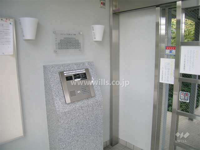 A棟のエントランス。オートロック付きです。