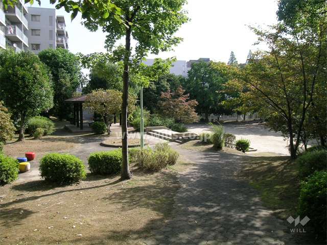敷地の南西側に隣接する公園