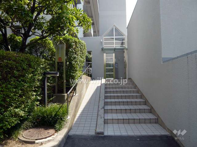 B棟のエントランス