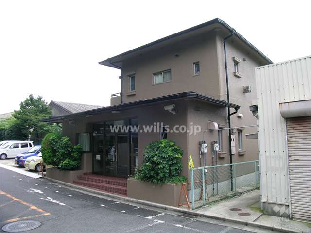 敷地入り口にある管理棟