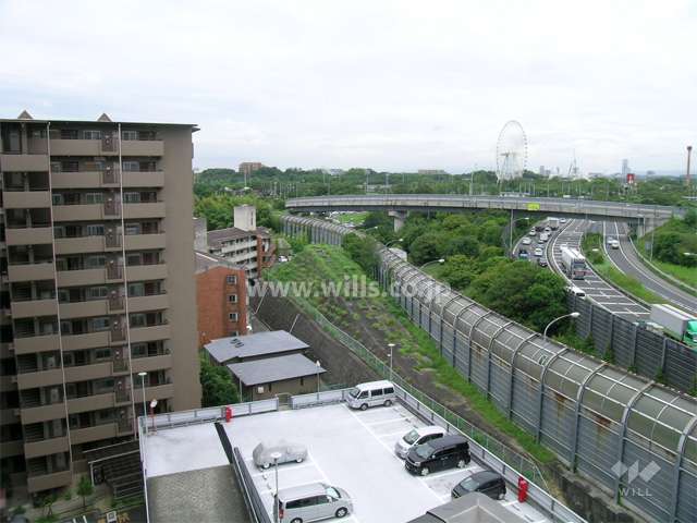 敷地の北西側には名神高速道路と万博記念公園があります