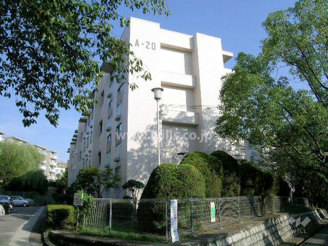 府公社千里津雲台団地A-20棟の外観（北西側から）