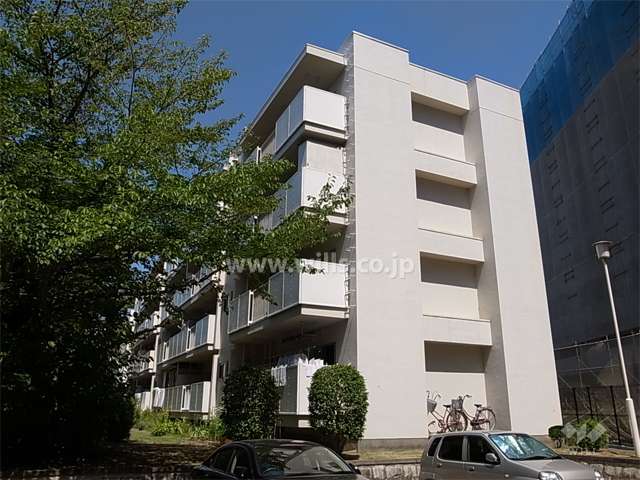 府公社千里津雲台団地A-20棟の外観（南東側から）