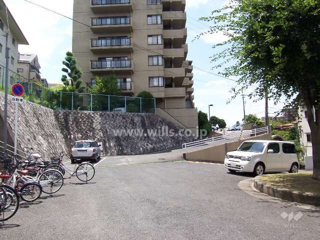 駐車場へ続く通路