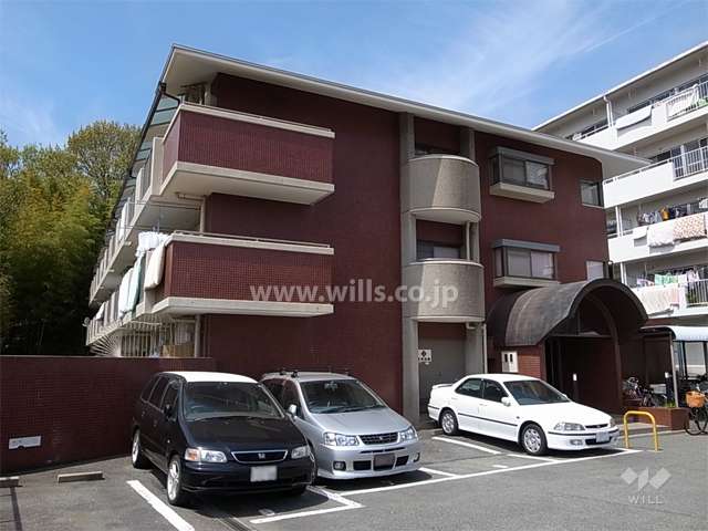 周辺はマンションと一戸建てが混在する静かな住宅地です。