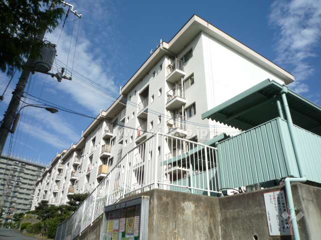 公社千里山田A団地A-8棟の外観（南西側から）
