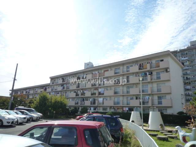 公社千里山田A団地A-8棟の外観（北東側から）