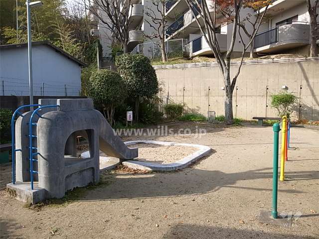 敷地入口横にある小さな公園