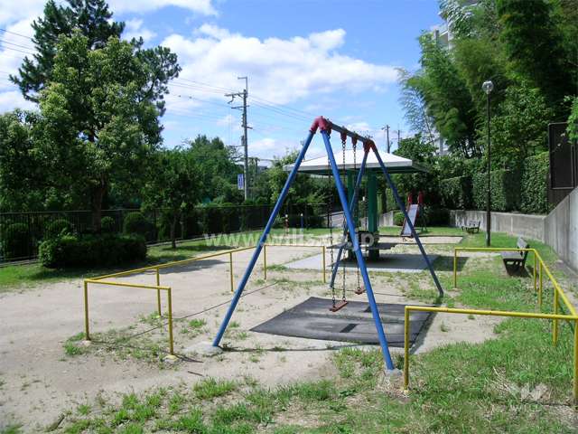 隣接する小さな公園