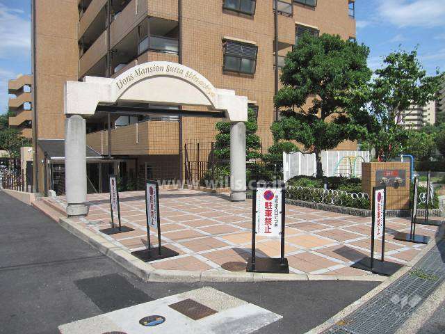 エントランスアプローチにはアーチが設置されています。