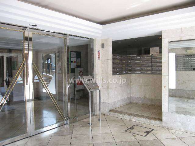 エントランスはオートロック付きです。