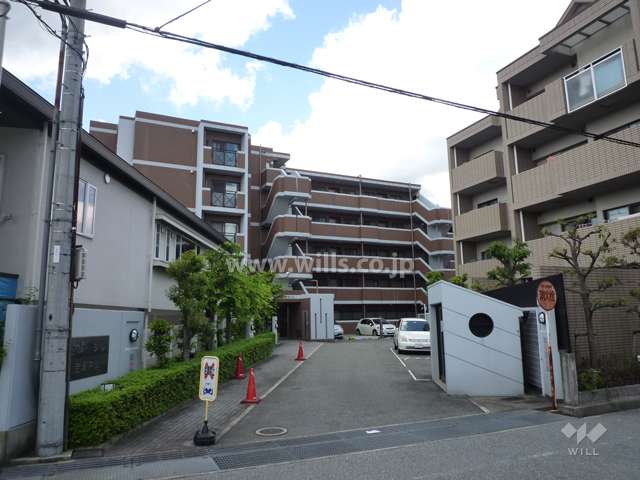 周辺はマンション、一戸建てが立ち並ぶ静かな住宅地です。