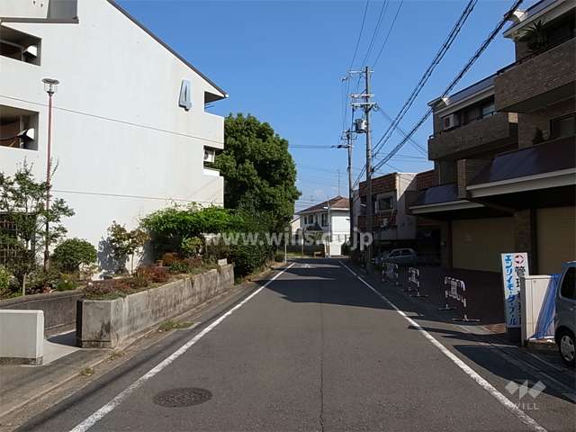 周辺はマンションと一戸建てが混在する静かな住宅地です。