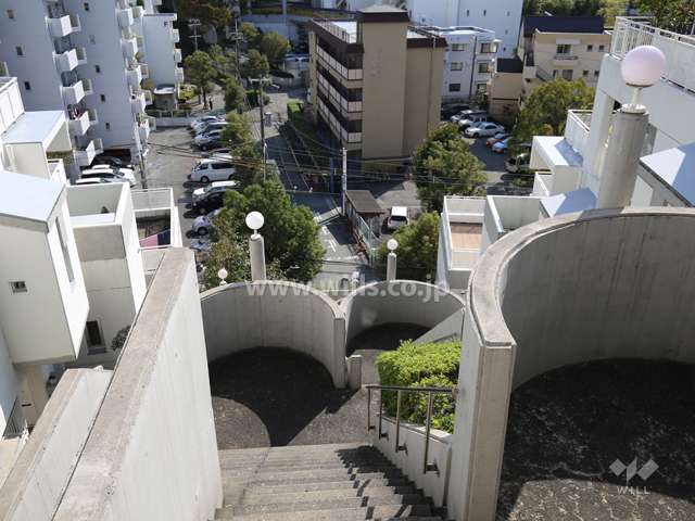 敷地内の通路。各所に植栽スペースがあります。
