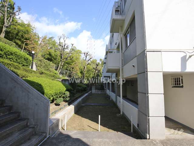 敷地内の通路と植栽スペース