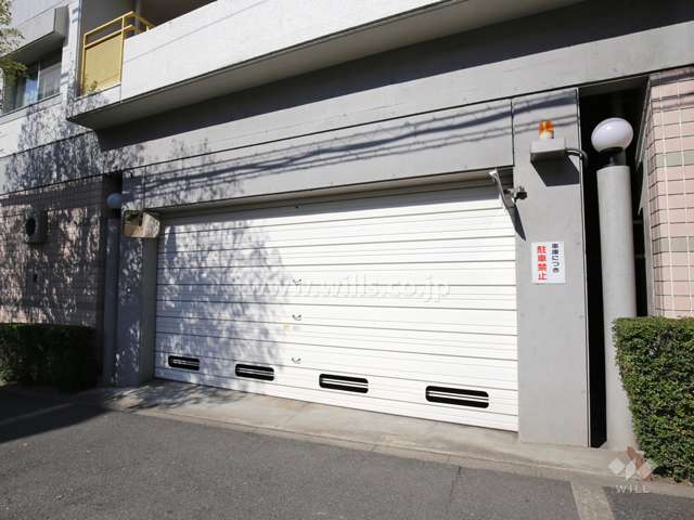 駐車場の出入り口（シャッター付き）