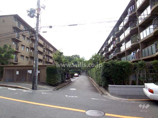 北側にあるP棟との間の道路