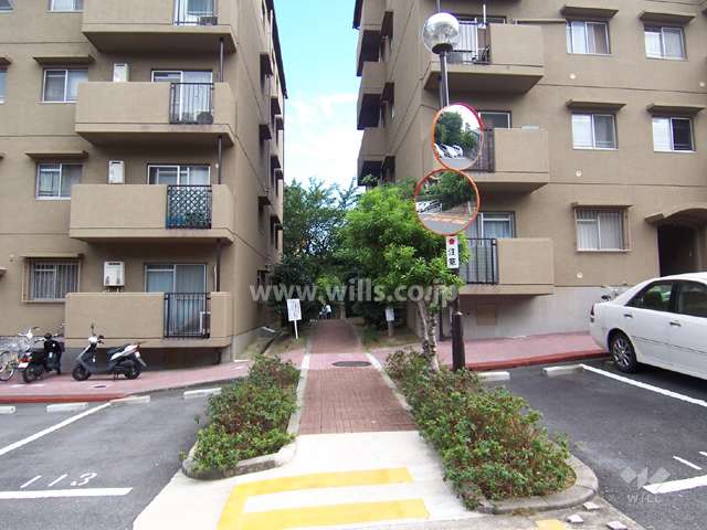 P棟とR棟の間の通路(左がP棟、右がR棟)