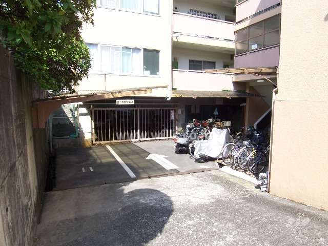 駐車場と駐輪場への入り口