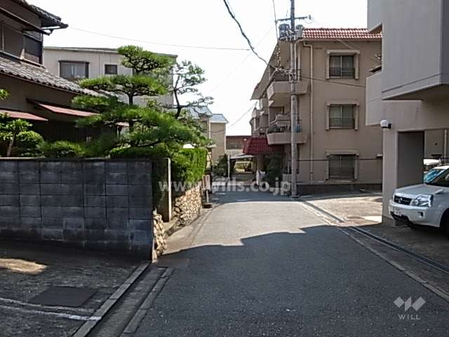 周辺は一戸建てとマンションが混在する住宅地です。