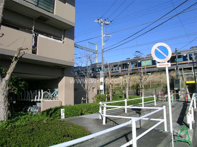 敷地北側にはJR福知山線が走っています。