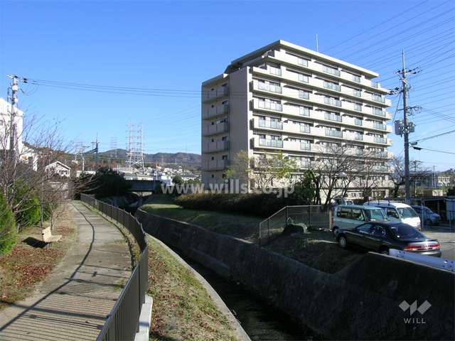 敷地の西側を勅使川が流れています。