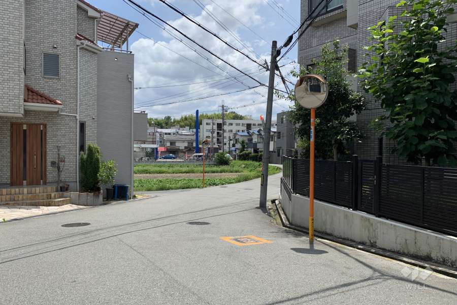 敷地北東側の前面道路