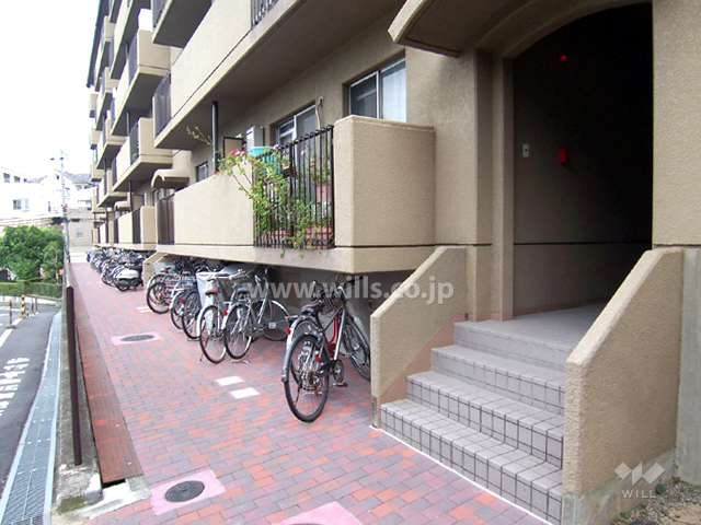 駐輪スペースとエントランス