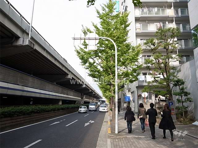 敷地西側には、新御堂筋と測道が走っています。