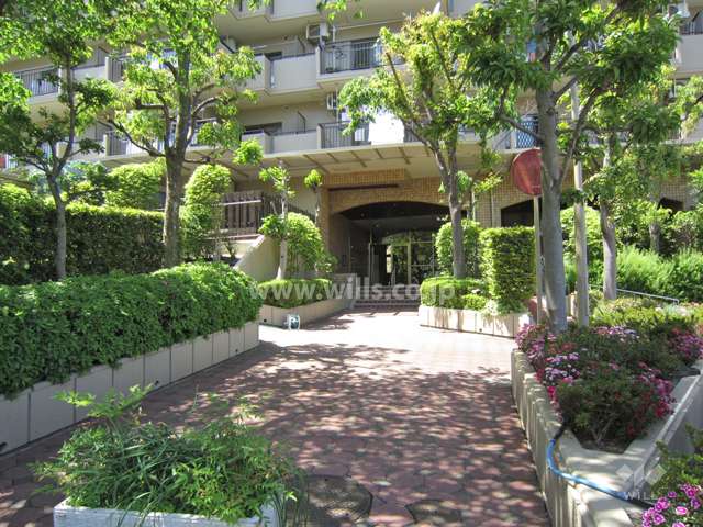 緑に囲まれたエントランスアプローチ