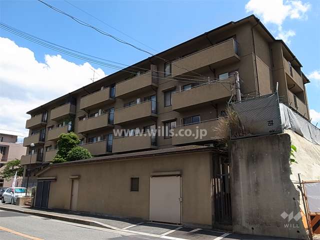 メゾン千里丘新芦屋２番館の外観（北西側から）　前面道路はバス通りで、目の前にバス停があります。