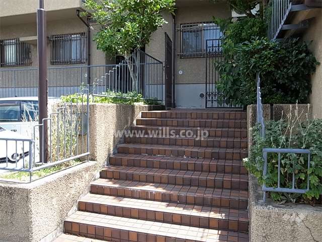 敷地入り口。階段を上がると各住戸へ入り口があります。