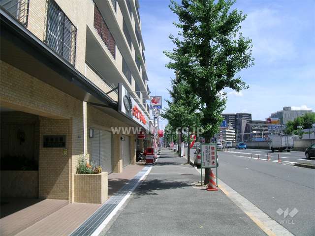 新御堂筋側には店舗が入っています。