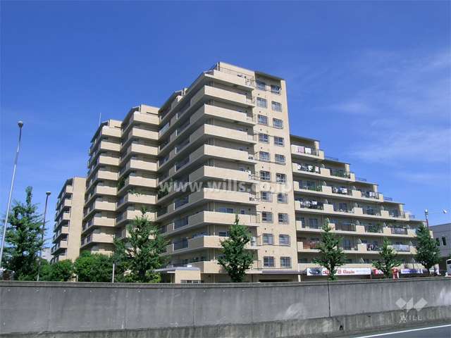 緑地公園プライムハイツの外観（東側から）　手前は新御堂筋です。