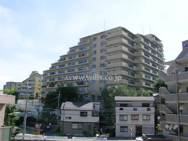 緑地公園プライムハイツの外観（西側から）　敷地の西側は一段低くなっています。