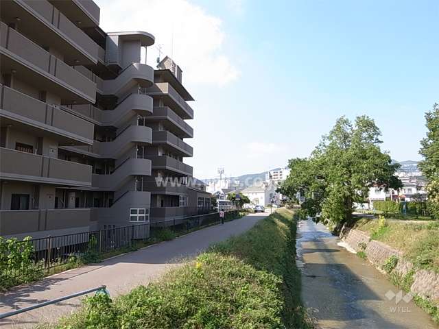 敷地の北東側には天神川が流れています。