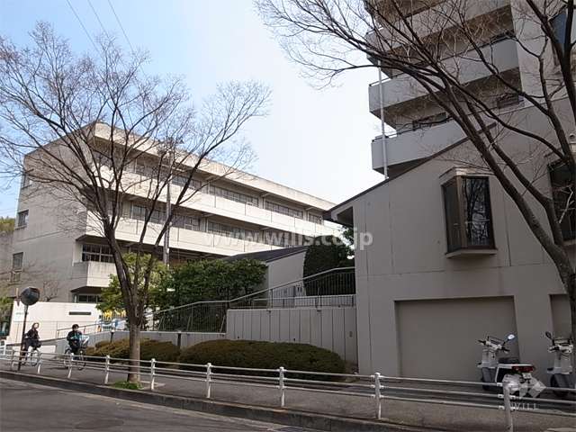 敷地の北側には山田第三幼稚園、山田第三小学校があります。