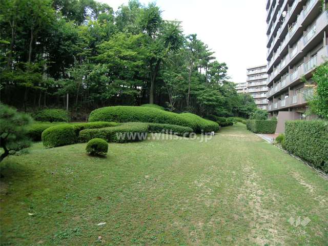 敷地内の広々とした庭園
