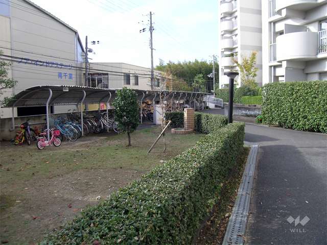 敷地の南側にある駐輪場