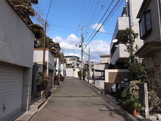周辺は一戸建てが中心に立ち並ぶ静かな住宅地です。