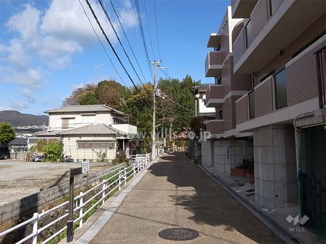 西側前面道路は小浜宿に続いています。