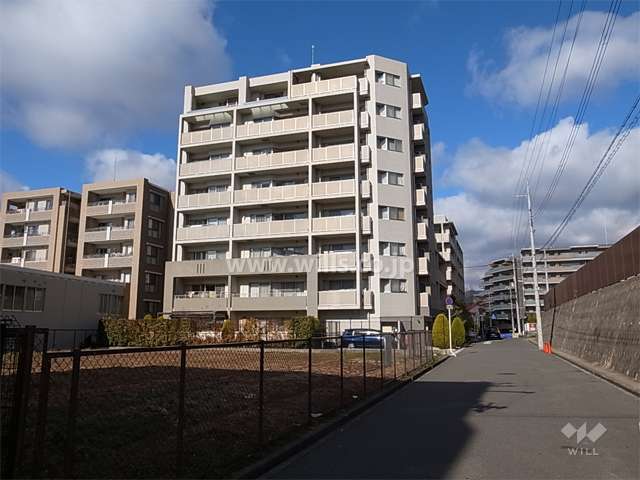 周辺はマンションが多く立ち並ぶ静かな住宅地です。
