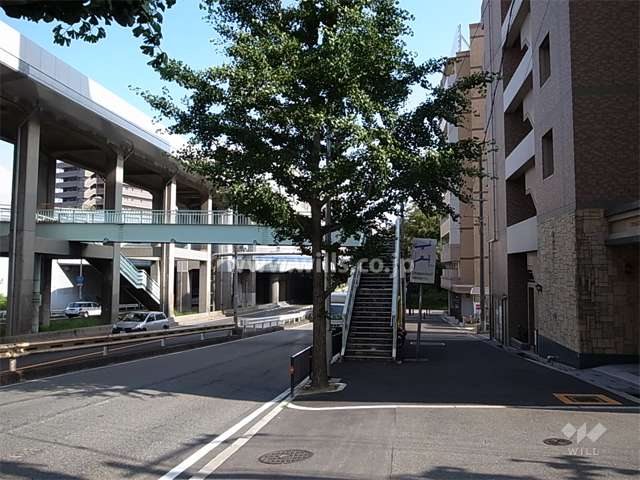 敷地の東側には新御堂筋が走っています。