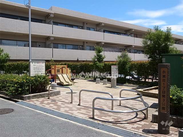 敷地に隣接して公園があります。