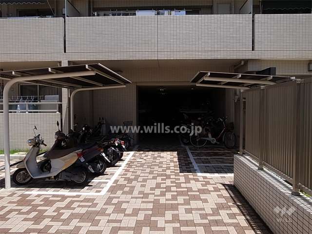 駐輪場とバイク置き場