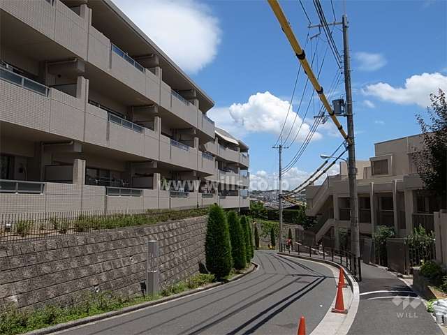 高台に立地し、周辺は閑静な住宅地です。