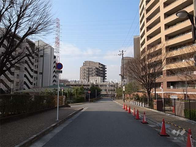 敷地南側の前面道路