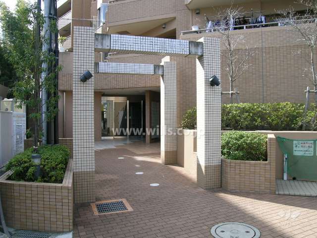 アーチのあるエントランスアプローチ