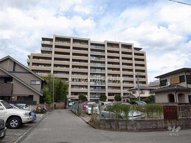 レピア東豊中の外観（南側から）　周辺はマンションと一戸建てが混在する住宅地です。
